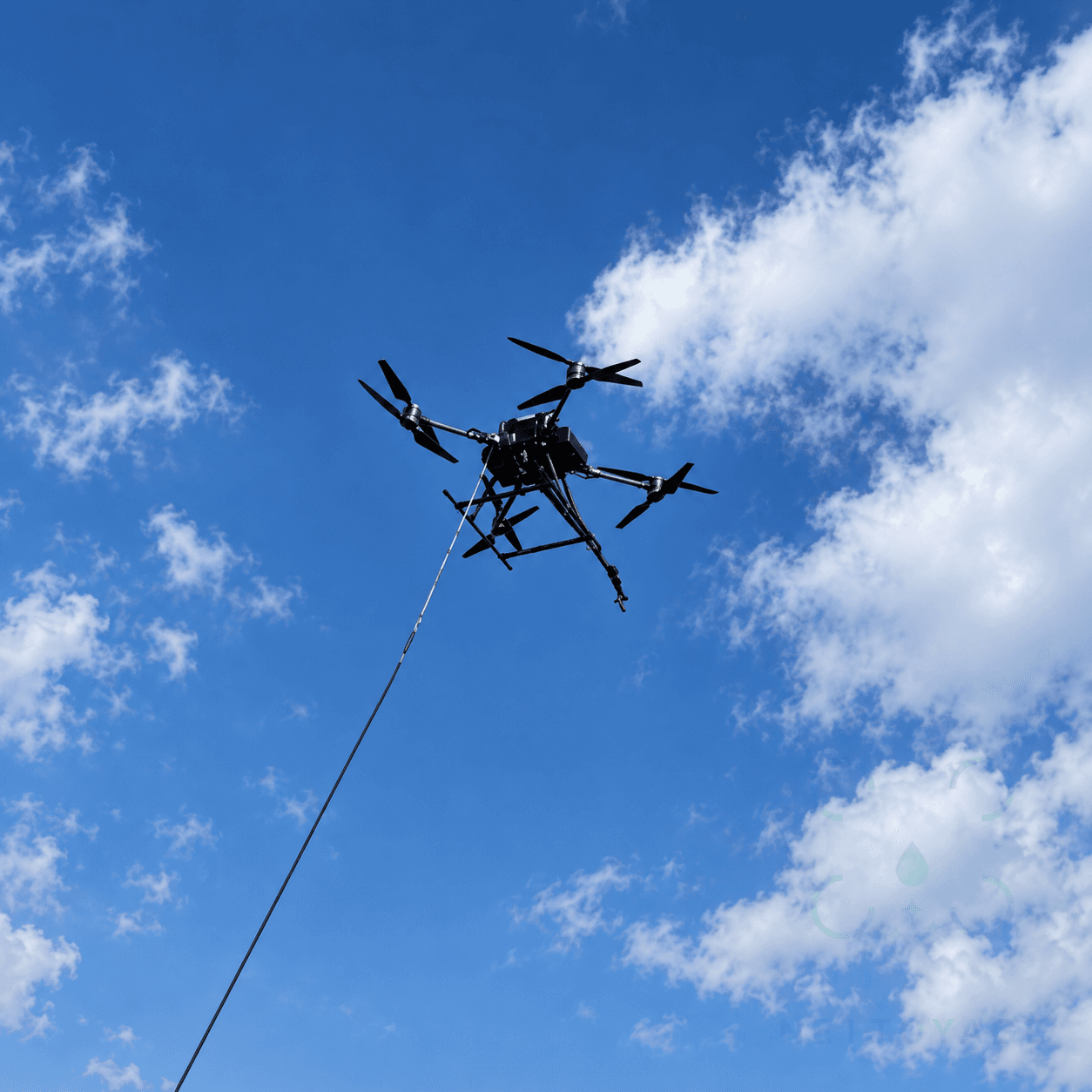 Drone homologué grande hauteur avec système d'alimentation continue filaire